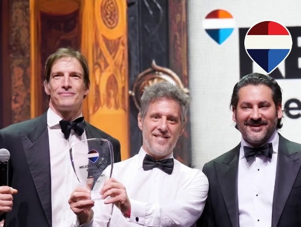 El equipo de REMAX Zenit recibe en el escenario el premio Mejor Imagen y Comunicación 2026