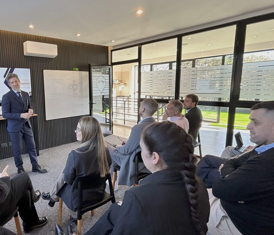Capacitación del equipo en la sala de la oficina