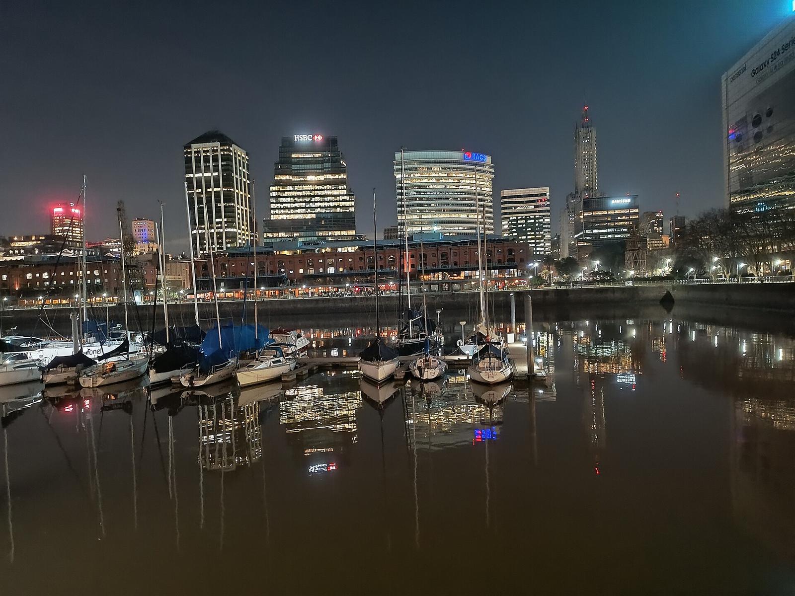 Torres de Puerto Madero iluminadas de noche