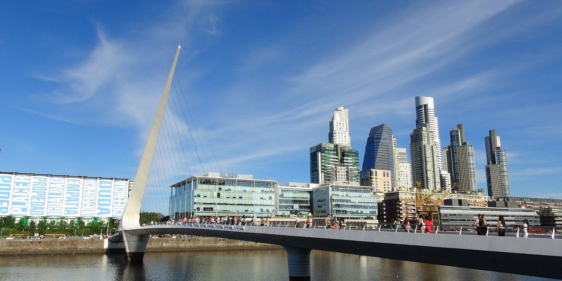 El Puente de la Mujer sobre el dique de Puerto Madero, con torres de fondo