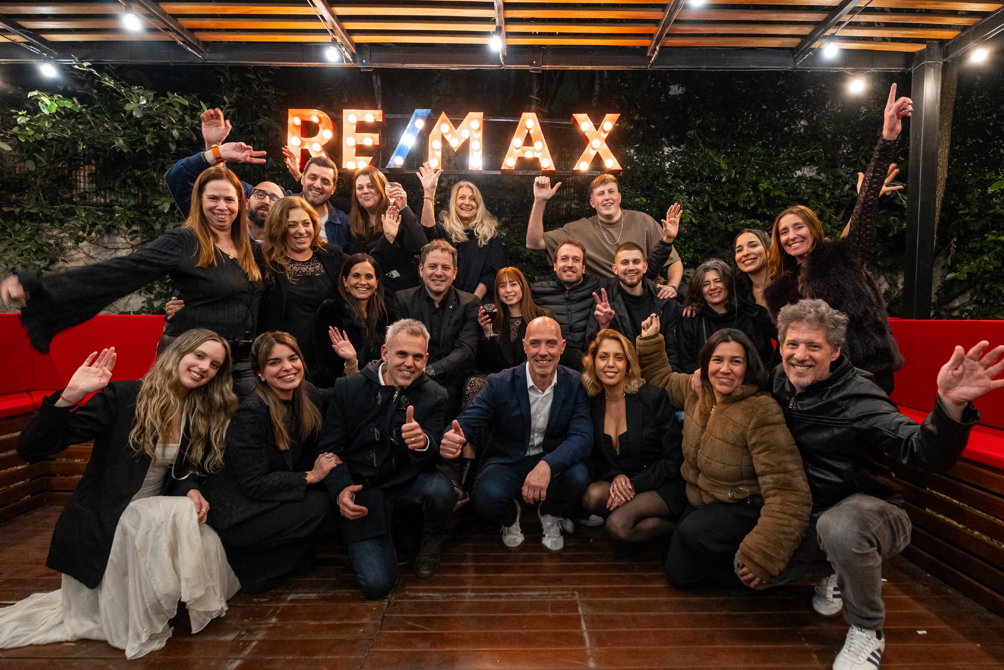 El equipo de REMAX Zenit en el deck de la oficina