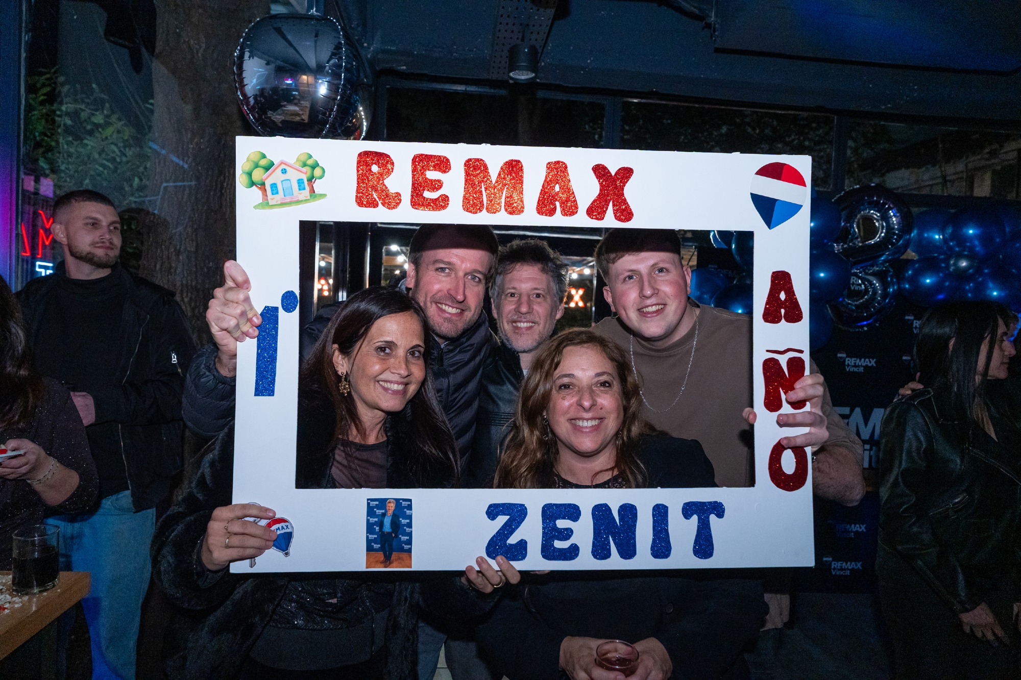 El equipo de REMAX Zenit festejando en la terraza de la oficina