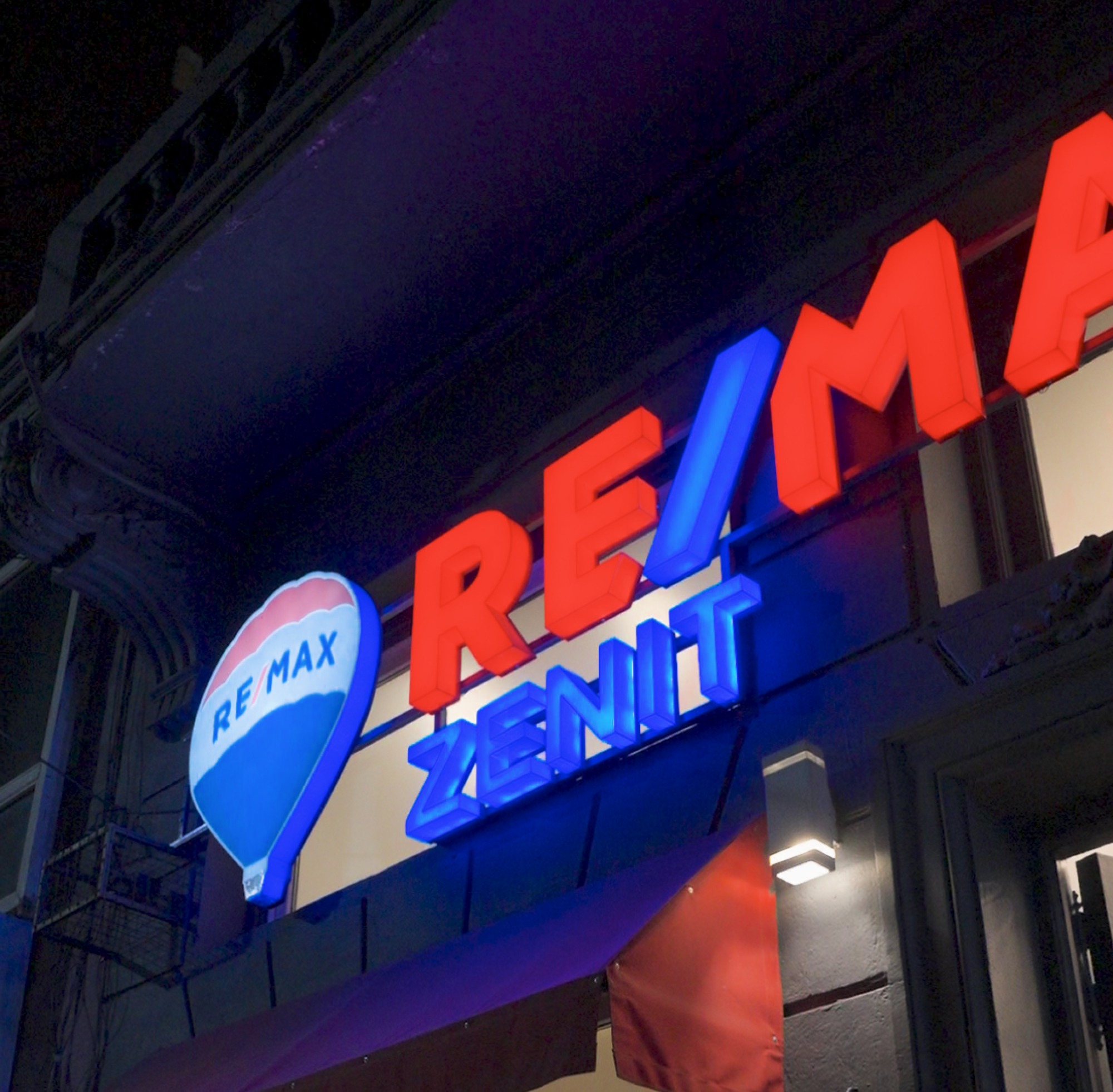 Noche de festejo del equipo bajo las letras luminosas